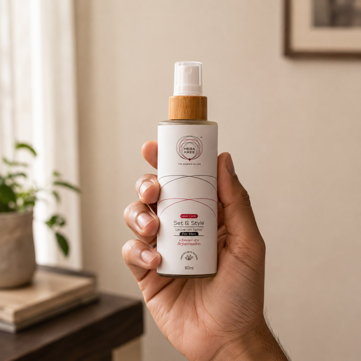 MERAKKEE Hair & Beard Leave-On Spray for Men 80ml — spray bottle held in hand size reference — Set & Style men grooming